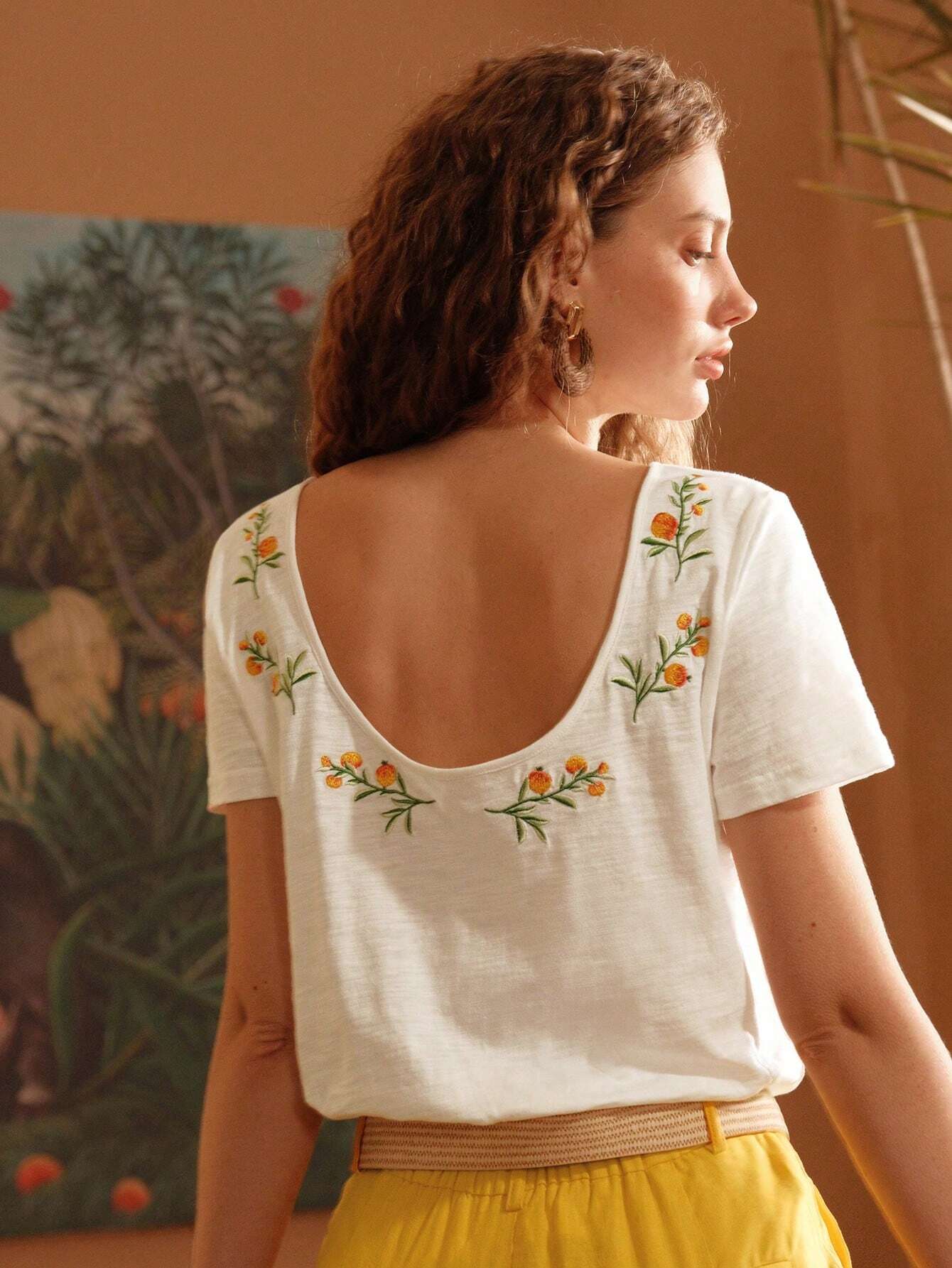 Camiseta Justa Com Bordado De Flores