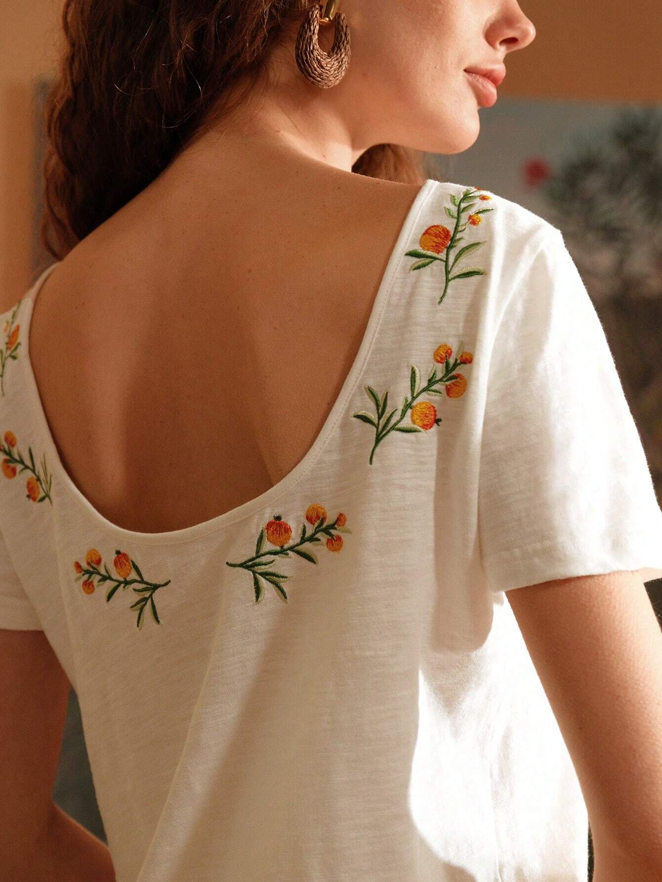 Camiseta Justa Com Bordado De Flores