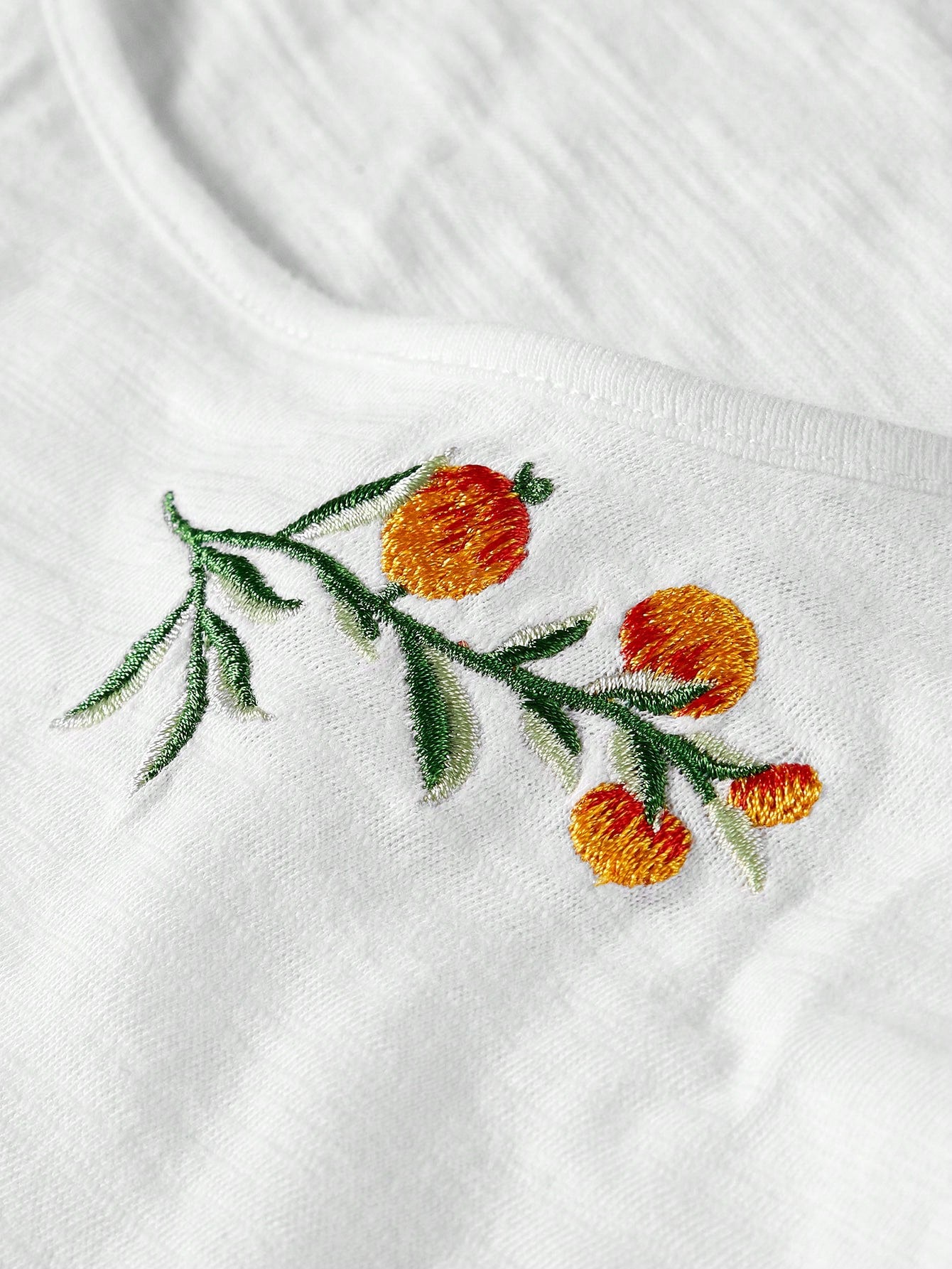 Camiseta Justa Com Bordado De Flores