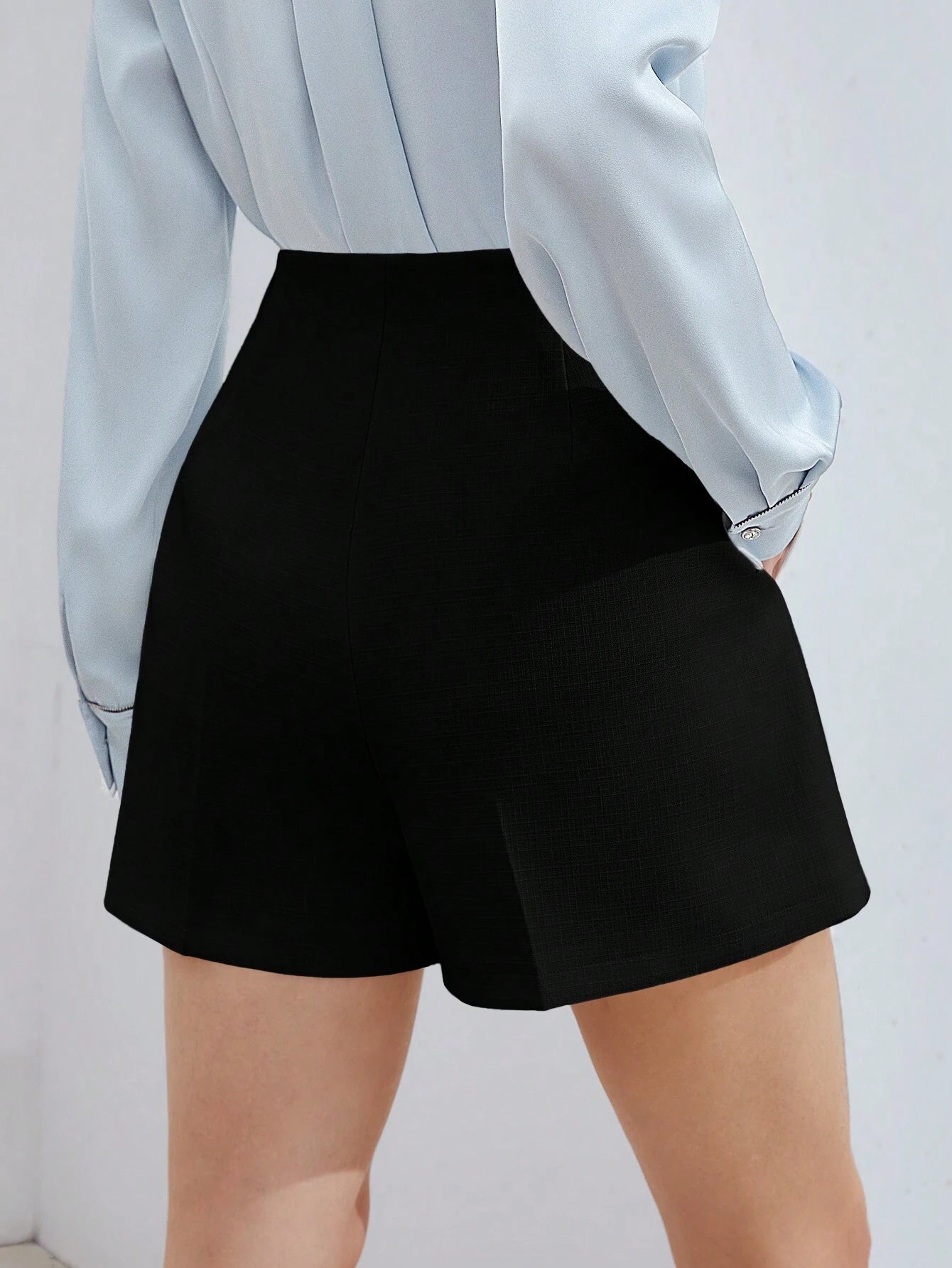 Shorts com Bolso Inclinado e Detalhe de Botão