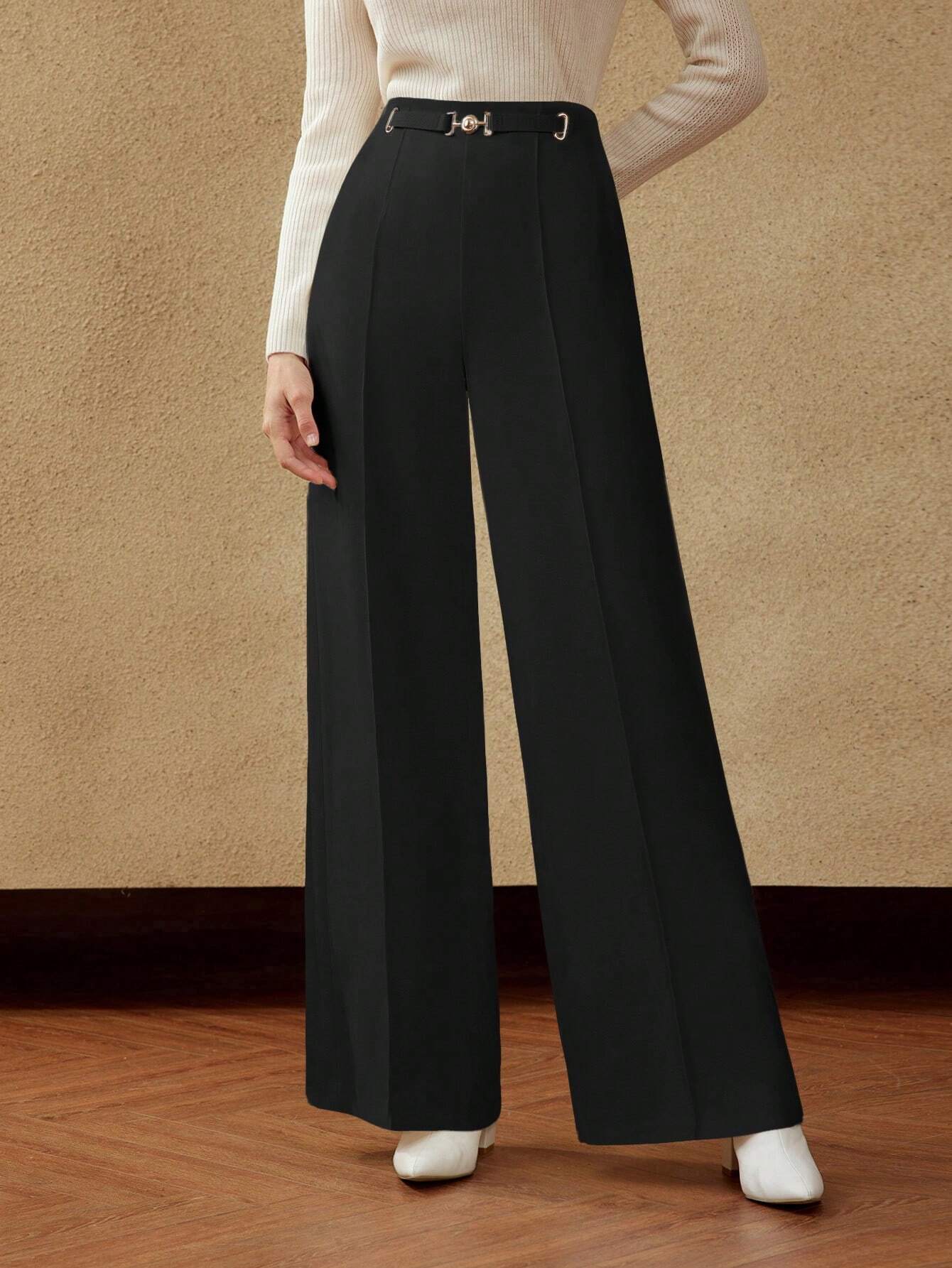 Pantalon avec poches latérales et boucle dorée