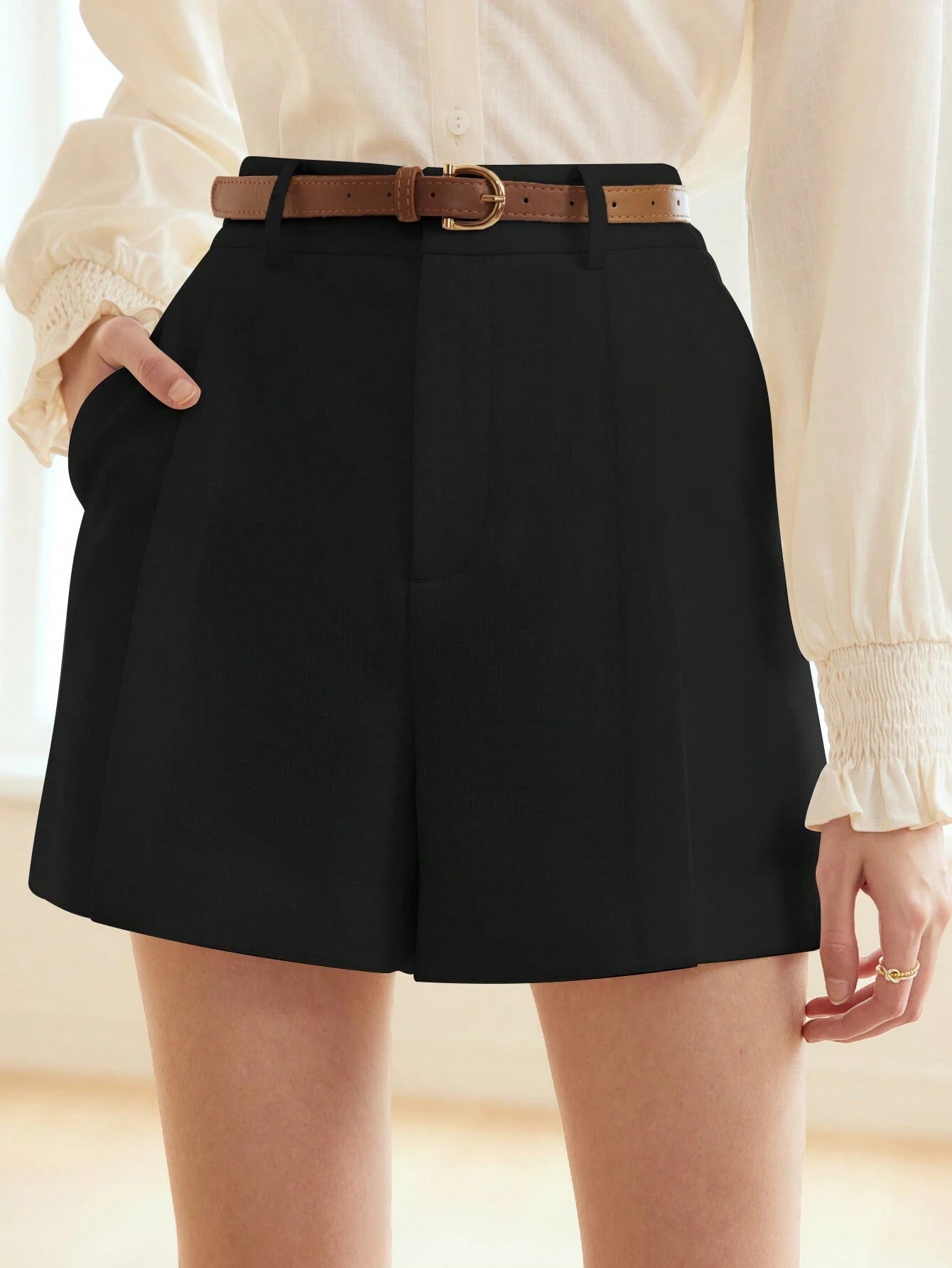 Shorts COM BOLSO EMBUTIDO E COSTURA DIAGONAL COM CINTO