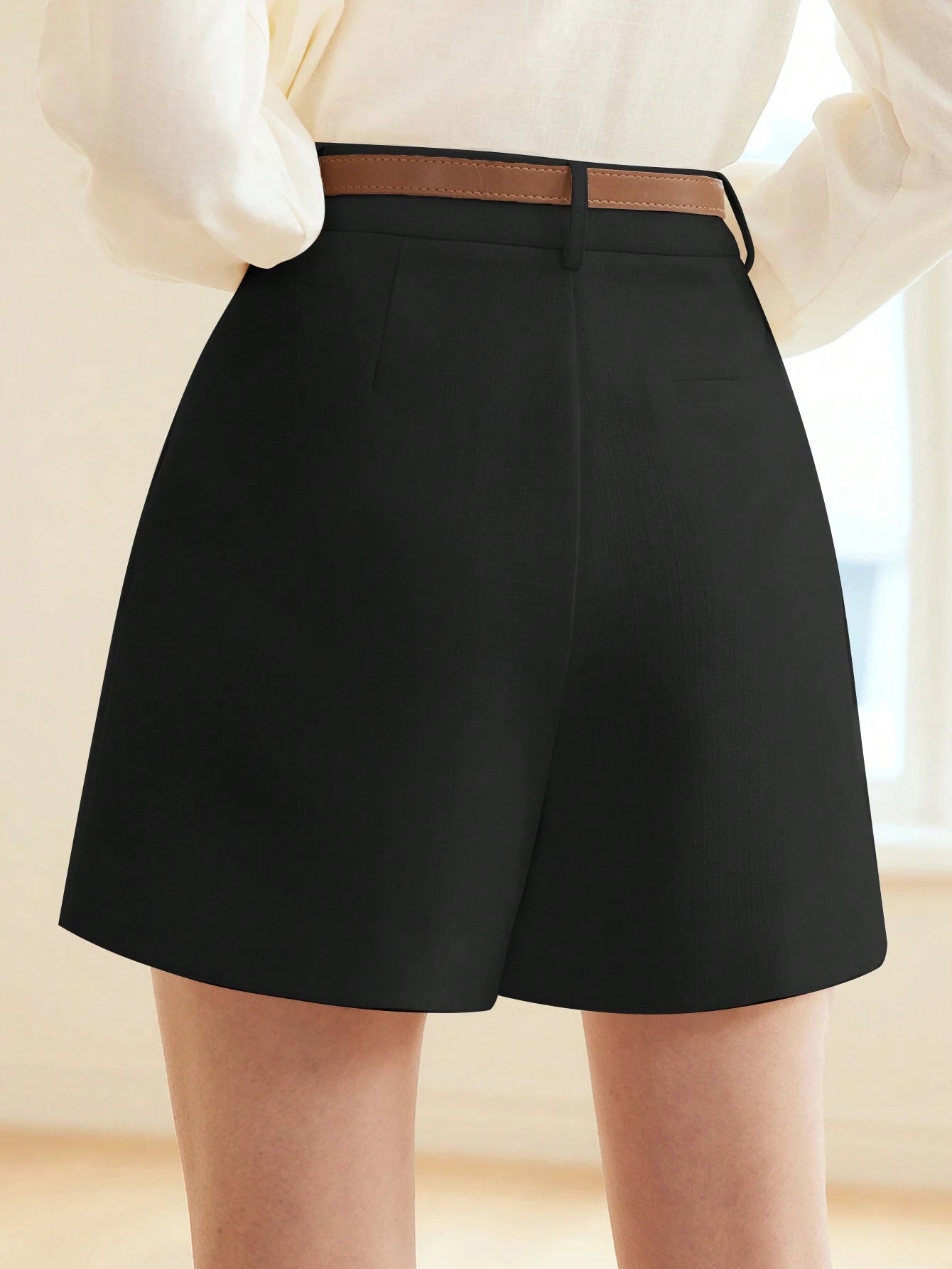 Shorts COM BOLSO EMBUTIDO E COSTURA DIAGONAL COM CINTO