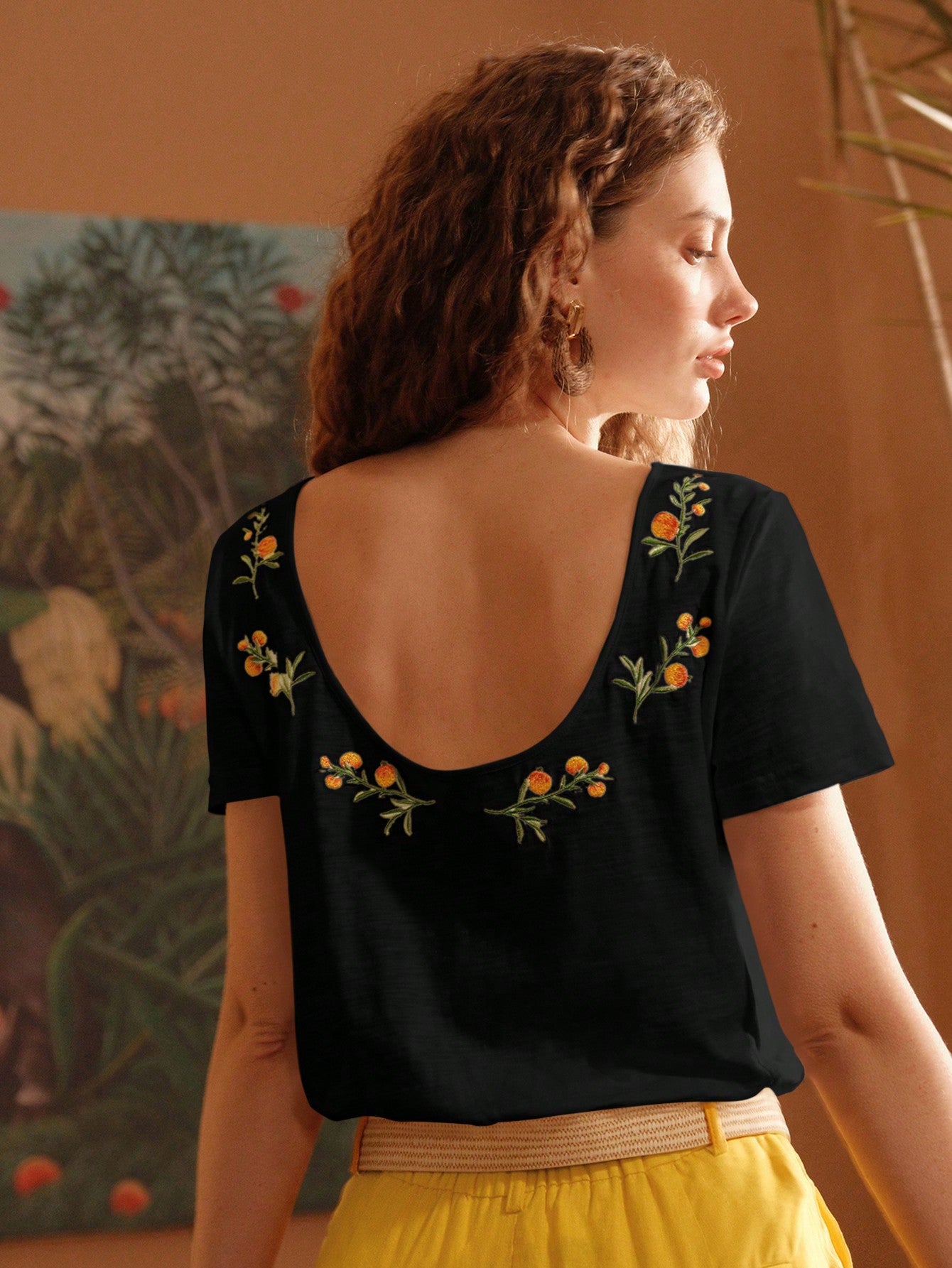 Camiseta Justa Com Bordado De Flores