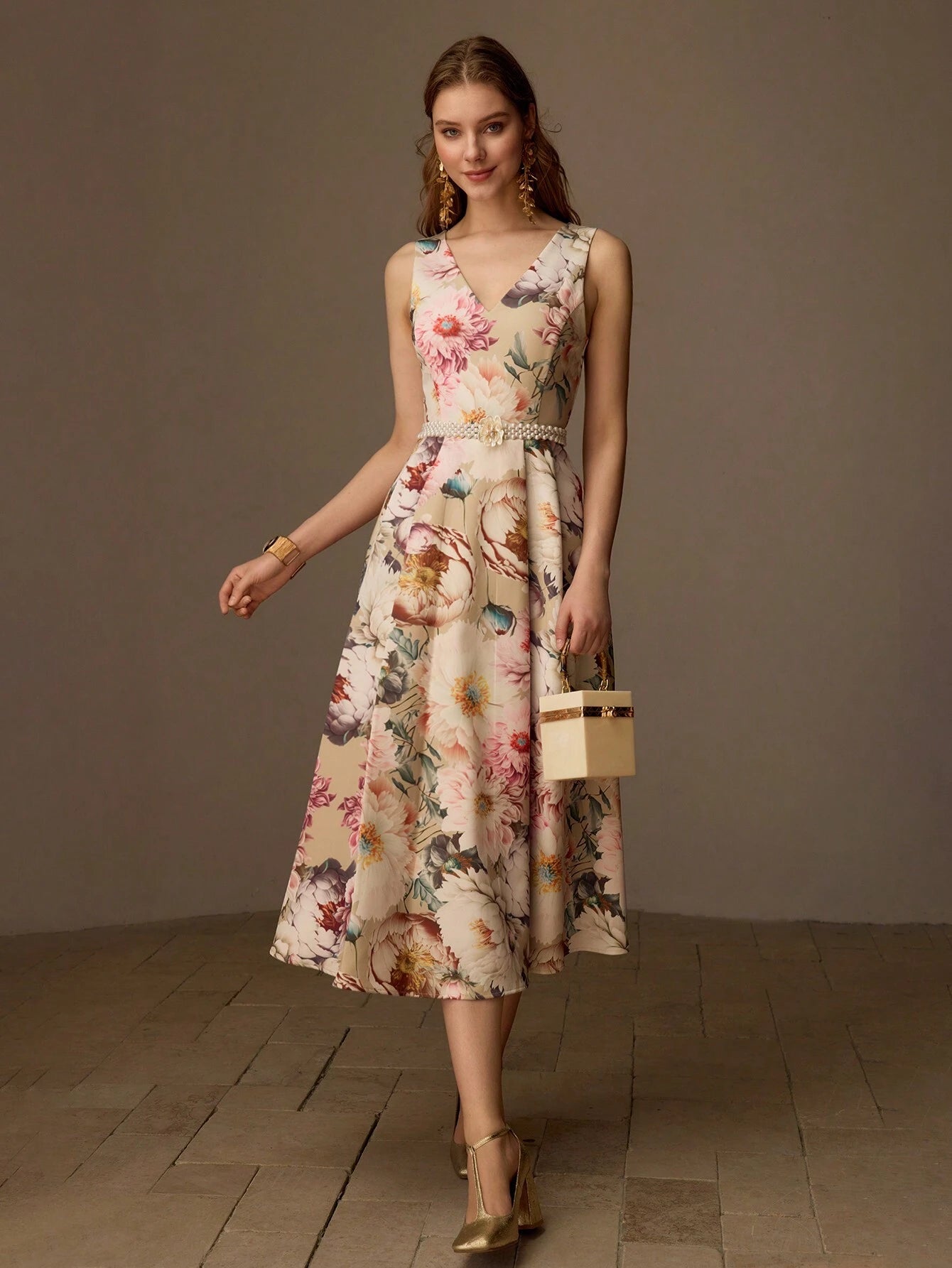 VESTIDO MIDI COM BAINHA DE BABADO E DECOTE EM V COM ESTAMPA FLORAL, SEM CINTO, LOOK FEMININO