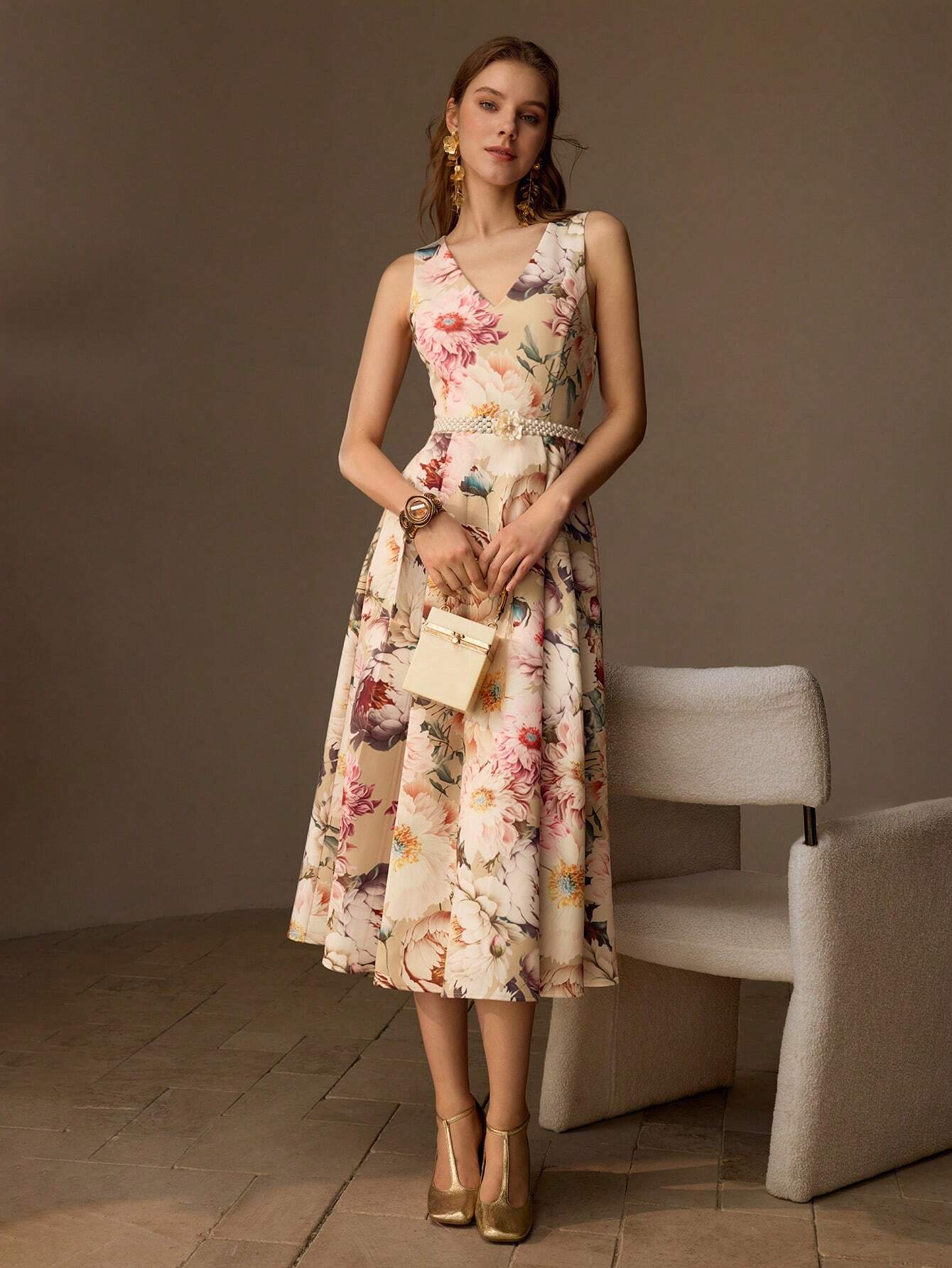 VESTIDO MIDI COM BAINHA DE BABADO E DECOTE EM V COM ESTAMPA FLORAL, SEM CINTO, LOOK FEMININO